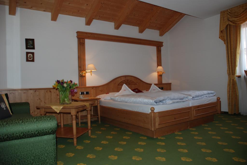 Hotel Flora セルヴァ・ディ・ヴァル・ガルデーナ 部屋 写真
