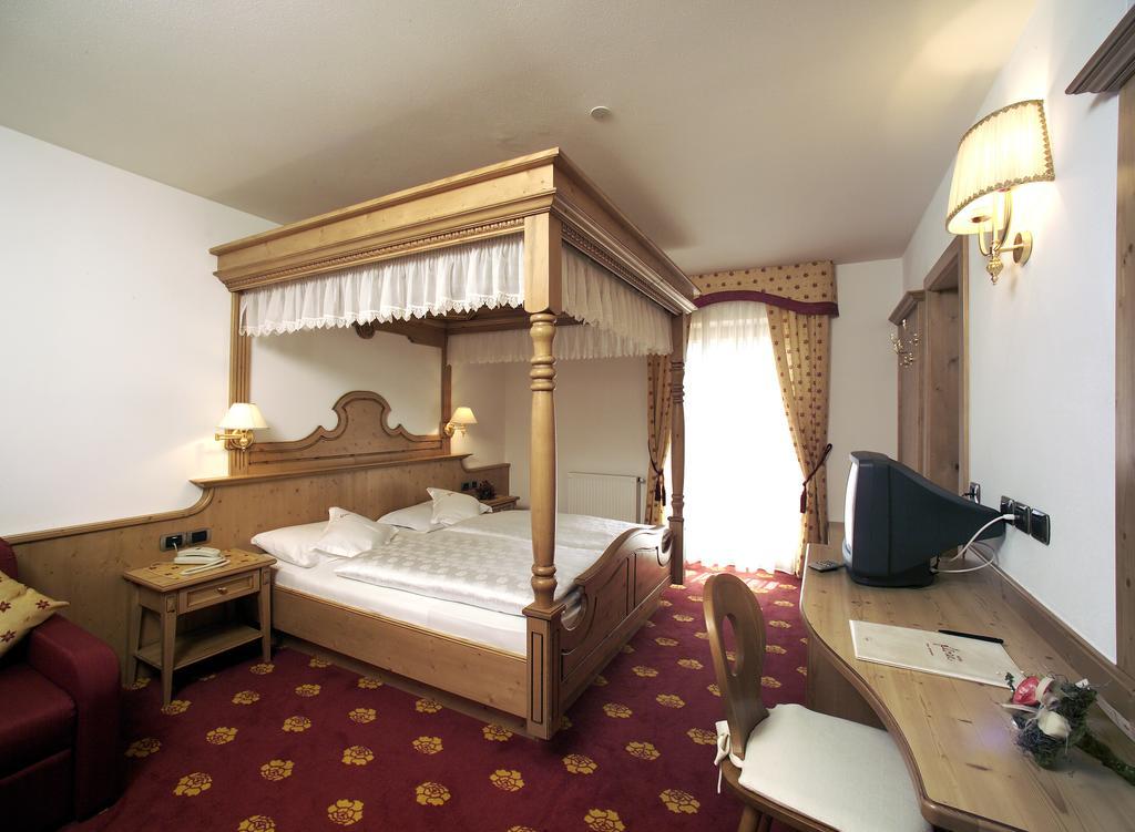 Hotel Flora セルヴァ・ディ・ヴァル・ガルデーナ エクステリア 写真
