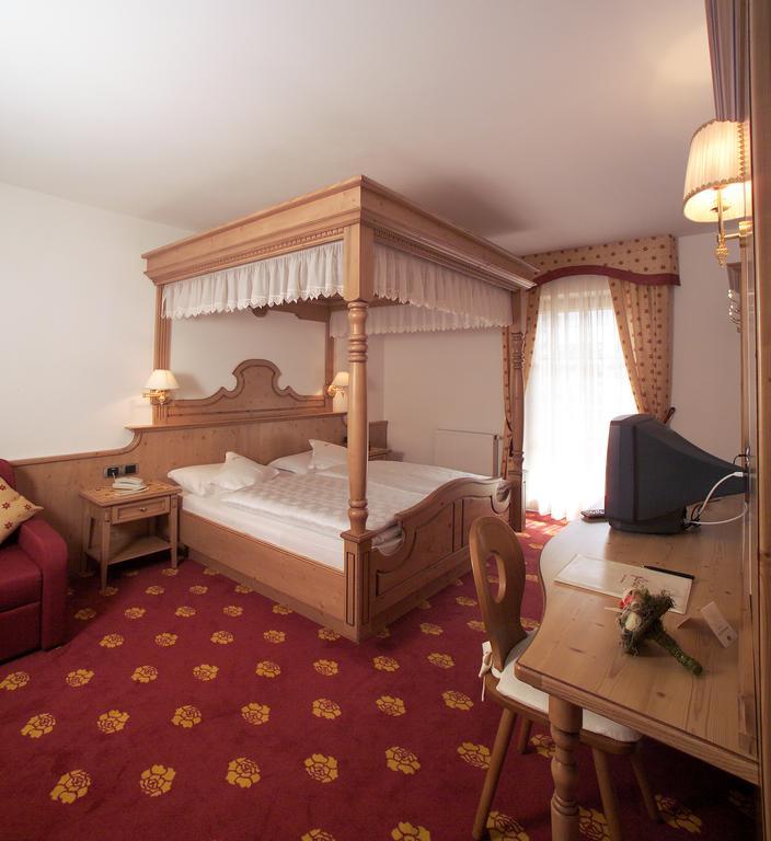 Hotel Flora セルヴァ・ディ・ヴァル・ガルデーナ エクステリア 写真