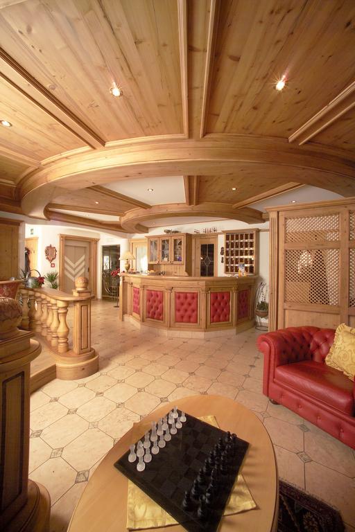 Hotel Flora セルヴァ・ディ・ヴァル・ガルデーナ エクステリア 写真