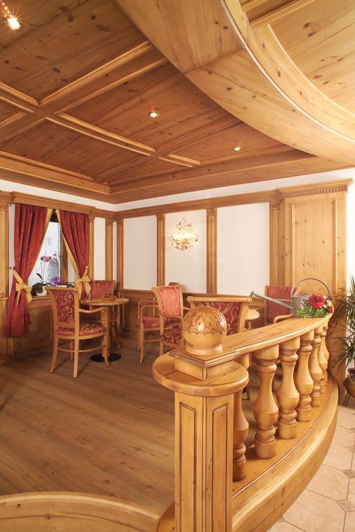 Hotel Flora セルヴァ・ディ・ヴァル・ガルデーナ エクステリア 写真
