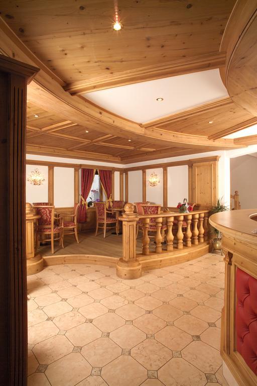 Hotel Flora セルヴァ・ディ・ヴァル・ガルデーナ エクステリア 写真