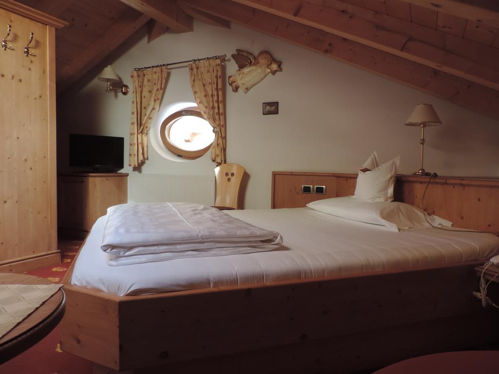 Hotel Flora セルヴァ・ディ・ヴァル・ガルデーナ 部屋 写真