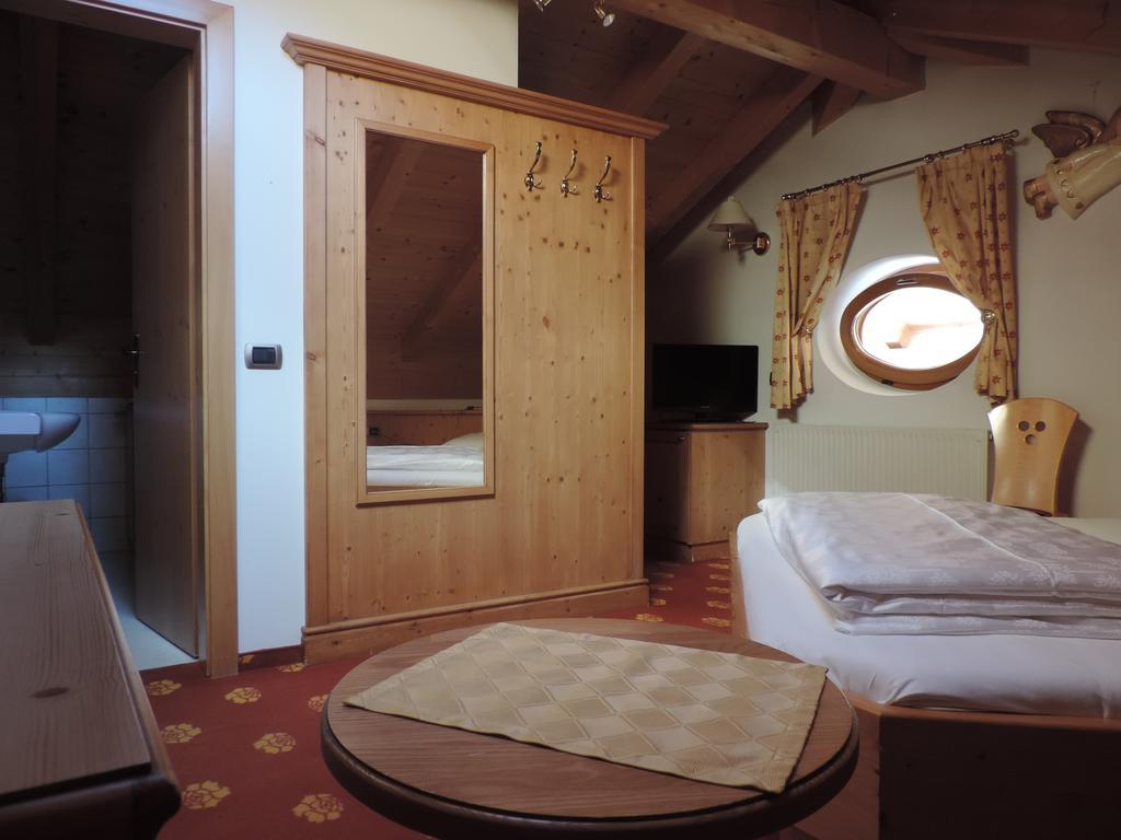 Hotel Flora セルヴァ・ディ・ヴァル・ガルデーナ 部屋 写真