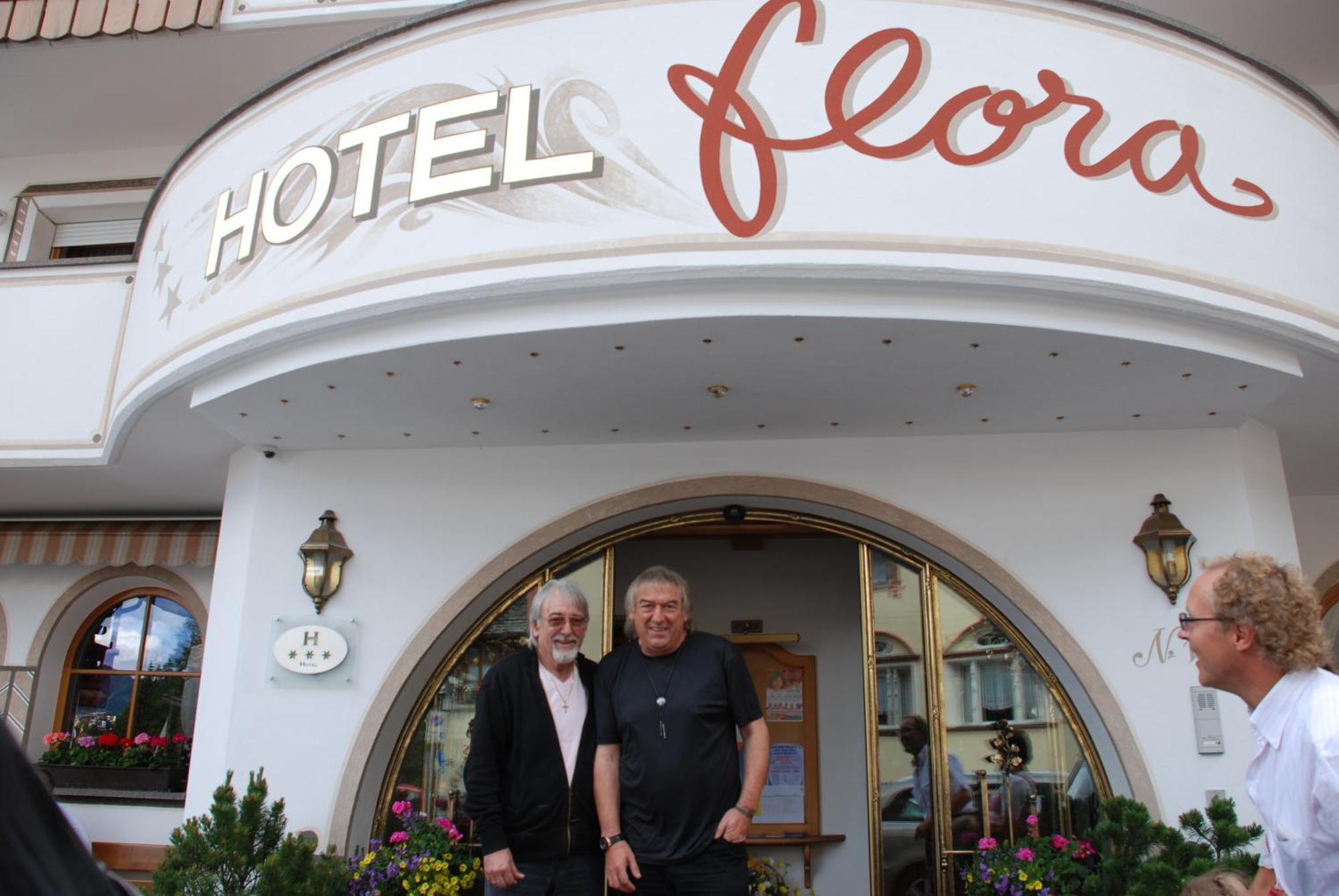 Hotel Flora セルヴァ・ディ・ヴァル・ガルデーナ エクステリア 写真